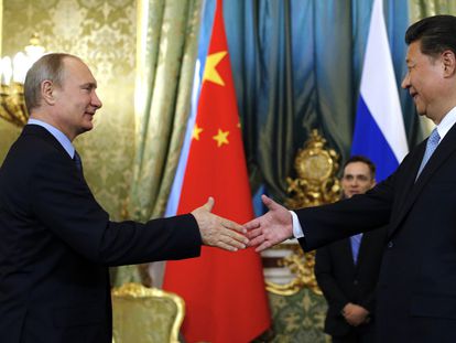 El presidente ruso, Vladímir Putin, saluda a su homólogo chino, Xi Jinping, en 2019.