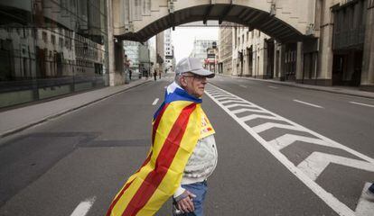 Un hombre con la bandera independentista tras una marcha en Bruselas en marzo pasado. 