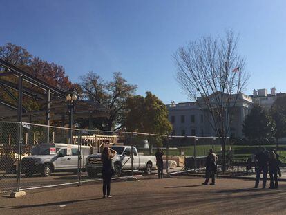 Obras para construir la tribuna ante la Casa Blanca