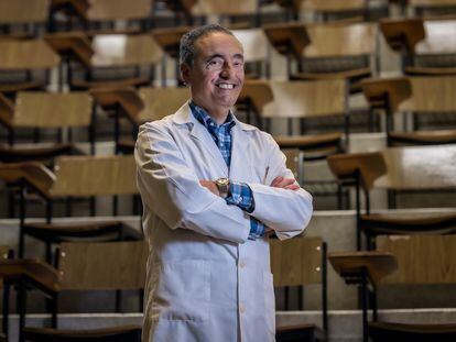 Carlos Martín Montañés, microbiólogo que lidera la investigación de la vacuna española contra la tuberculosis, en la Universidad de Zaragoza, donde desarrolla sus trabajos.
