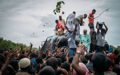 El secretario general de la ONU ha definido la situación humanitaria en Bangladés, a donde han llegado en poco más de dos semanas casi 380.000 rohingya, de “catastrófica”, y ha pedido que se permita la ayuda a estos desplazados. En la imagen, voluntarios bangladesíes del pueblo de Chhagalnaiya reparten comida a los refugiados rohingya.