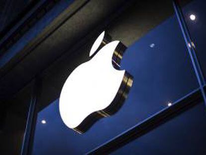 Apple lidera el ránking con un valor estimado de 104.300 millones de dólares, lo que supone un aumento del 20 por ciento respecto al año pasado y casi dos veces más que cualquier otra marca del mundo, detalló la publicación en su página web. EFE/Archivo