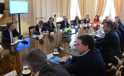 Mauricio Macri (izq.) en la última reunión de Gabinete de 2017.
