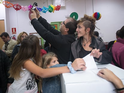 Una familia se hace un selfi mientras deposita su voto en una de las urnas de la escuela Proa de Barcelona, el 9 de noviembre de 2014.