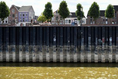 Nivel del agua del río Wall en el muelle de Nimega, en Holanda, el lunes. 