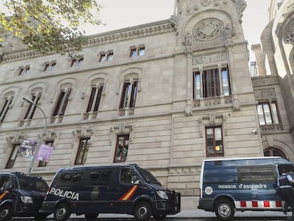 Furgons de la Policia Nacional i els Mossos al TSJC, a l'octubre.