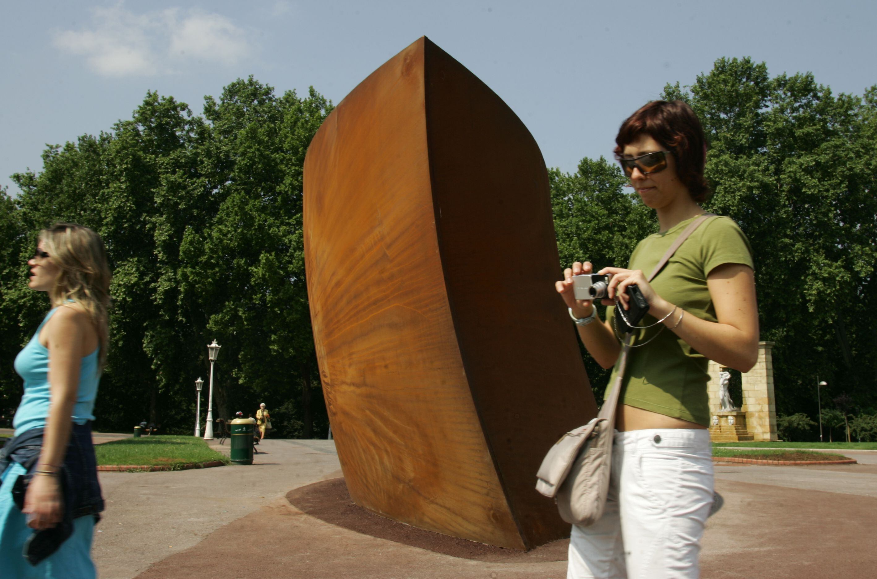 'New Union', obra de Richard Serra instalada en el parque de Doña Casilda de Bilbao (Bizkaia), en 2006. 
