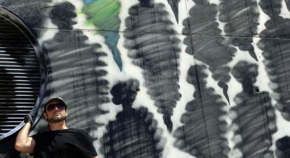 Suso33, durante la realización de una gigantesca obra mural en el pabellón 12 de Ifema dentro de los actos del Mulafest.