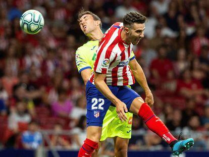 Maire Hermoso le disputa un balón aéreo a Jaime Mata en el último Atlético de Madrid-Getafe.