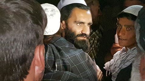 Un talibán recién liberado es recibido por varios familiares a su salida de la cárcel de Bagram, al norte de Kabul.