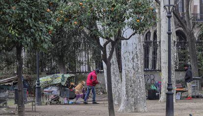 Una persona sin hogar en el parque de la Ciutadella de Barcelona.