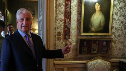 El duque de Alba, Carlos Fitz James Stuart, muestra el cuadro de Goya de la duquesa de Alba, en Madrid en septiembre de 2019.