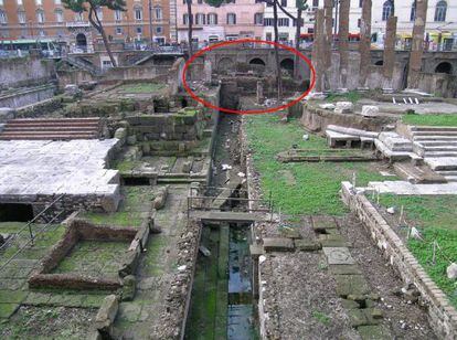 El yacimiento de Torre Argentina, en Roma. El círculo muestra el lugar donde se ha encontrado la losa que señala donde fue asesinado Julio César.