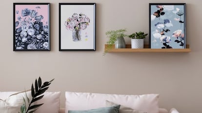 Conjunto De Cuatro Estanterías En La Pared Blanca Ilustraciones