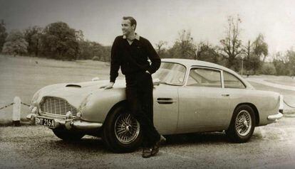 Sean Connery, que durante años interpretó a James Bond en el cine, posa con un Aston Martin DB5