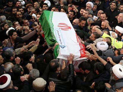 Los asistentes al funeral del general Soleimani llevan a hombros el ataúd del fallecido, en Teherán (Irán).