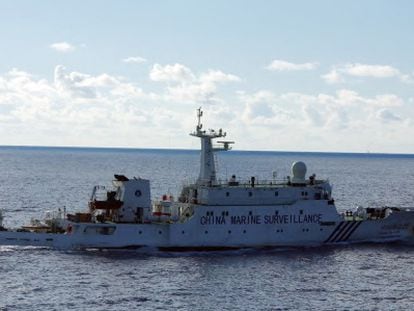 Imagen de una patrullera china tomada por la Guardia Costera japonesa.