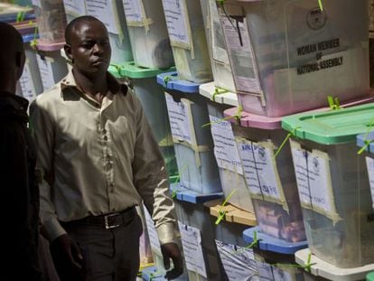 Un hombre pasa junto a urnas selladas en un colegio electoral de Nairobi.