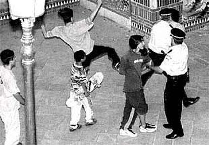 Policías y patinadores durante los incidentes del jueves en Granada.