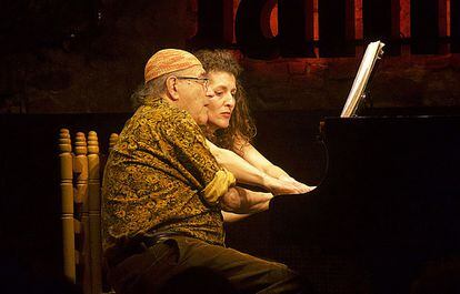 Carles Santos e In&eacute;s Borr&agrave;s, ante el piano, en Jamboree.