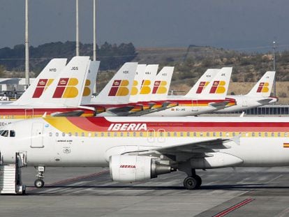 Aviones de la compa&ntilde;ia Iberia en la T-4 del aeropuerto de Barajas, Madrid.