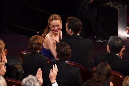 La actriz, Brie Larson, sonríe tras conseguir el Oscar a mejor actriz por 'La habitación'. 