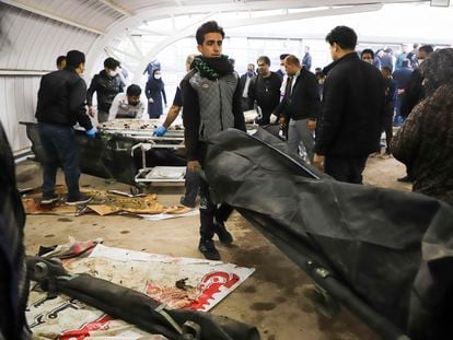 Traslado de cuerpos de víctimas de la doble explosión en la ciudad iraní de Kermán durante el acto de aniversario por la muerte del general Qasem Soleimani, el 3 de enero.