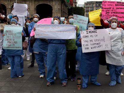 Trabajadores del sector salud frente a Palacio Nacional exigieron contratos sin irregularidades y más fuentes de empleo, el 10 de enero de 2022.