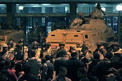 Decenas de soldados protegen la sede de la televisión, ante la que se agolpan cientos de manifestantes.