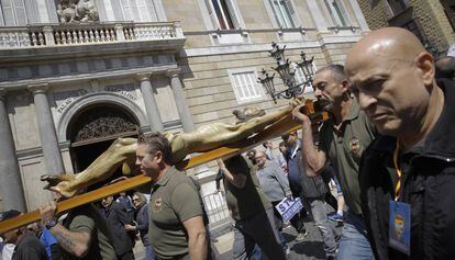 Miembros de los legionarios portando a Cristo frente a la Generalitat