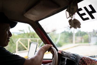 Clemente Rodríguez, en su camioneta en Tixtla.