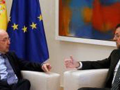 El presidente del Gobierno español, Mariano Rajoy (derecha), escucha al vicepresidente de la Comisión Europea, Joaquín Almunia, en un encuentro en Moncola