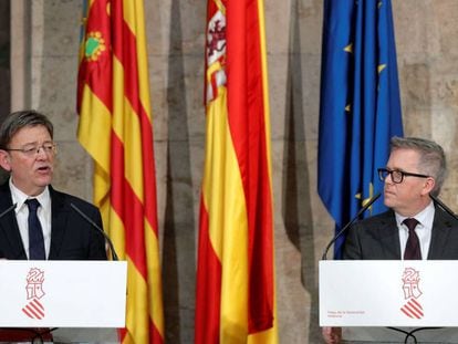 El presidente valenciano, Ximo Puig, a la izquierda, con el presidente de Ford Europa, Stuart Rowley, este jueves.