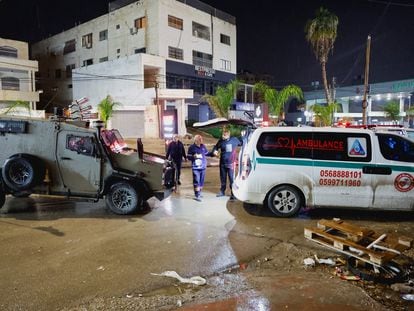 Una ambulancia detenida por las fuerzas israelíes durante una redada en Yenín, este martes en Cisjordania.