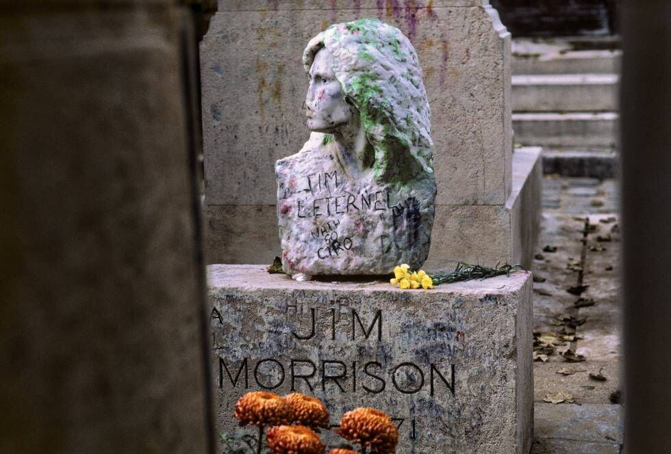 Tumba de Jim Morrison, en Père Lachaise, París.