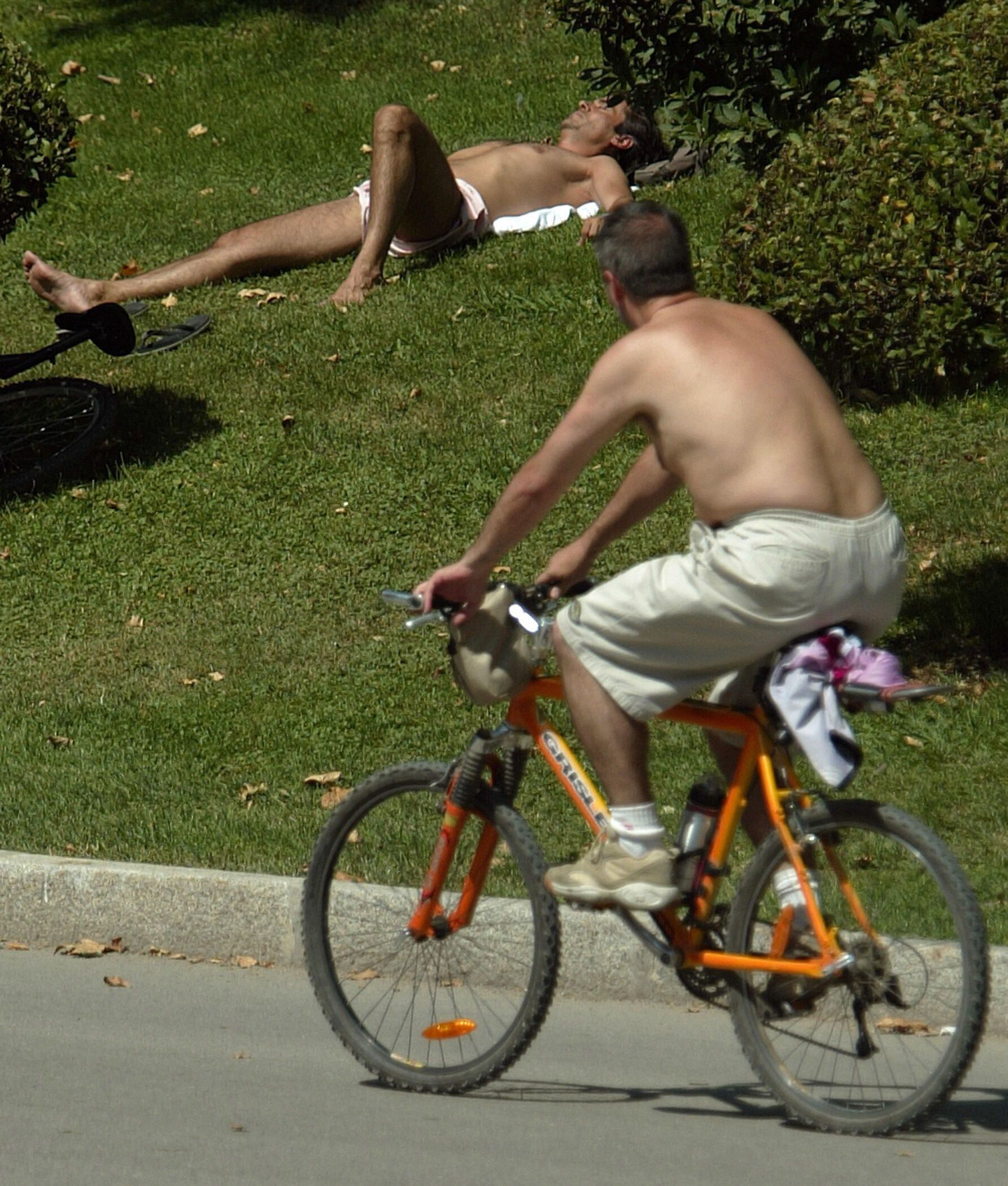 Madrileños se tumban en el césped del parque del Retiro para tomar el sol durante la primavera de 2005.