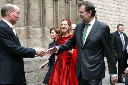 El presidente del Gobierno Mariano Rajoy (d) saluda al responsable de comunicación del Grupo Planeta, en presencia de la ministra de Fomento, Ana Pastor (c) y la vicepresidenta del Gobierno, Soraya Sáenz de Santamaría minutos antes de entrar a la iglesia de Santa María del Mar.