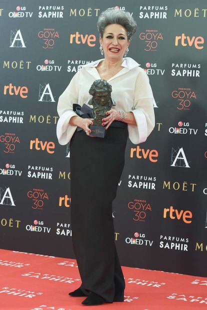 Luisa Gavasa, que se hizo con el Goya a Mejor Actriz de Reparto por su papel en La Novia, se marcó un look que nos recuerda a Cruella de Vil.