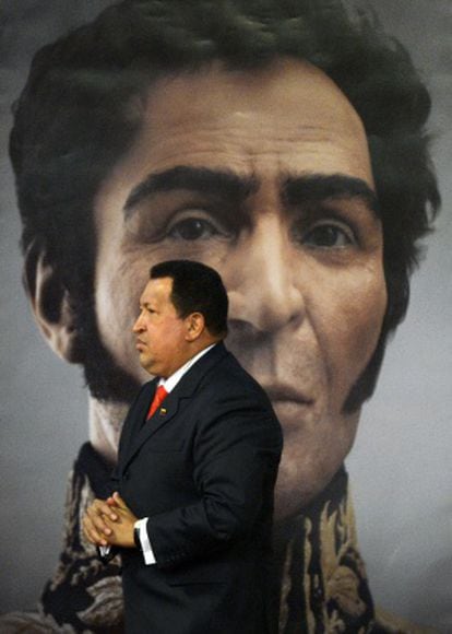 Hugo Chávez, en frente del retrato de Simon Bolivar. / JUAN BARRETO (AFP)