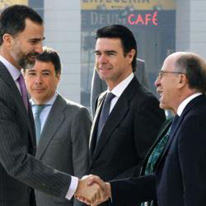 El Príncipe de Asturias saluda al presidente de Repsol, Antonio Brufau, en presencia del ministro de Industria, José Manuel Soria, y el presidente de la Comunidad de Madrid, Ignacio González, a su llegada a la nueva sede de la petrolera en Madrid.
