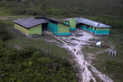 El edificicio de la Secretaría Especial de la Salud Indígena donde los yanomami reciben la primera atención médica dentro de su propio territorio, cerca del aeródromo de Surucucu, en Alto Alegre (Estado de Roraima).