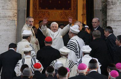 El papa Benedicto XVI saluda a las personas que se han reunido ante la puerta de la Sinagoga de Roma para presenciar la primera visita del Pontífice al templo judío de la capital italiana.