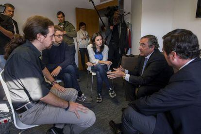 La cúpula de Podemos se reunió ayer con los presidentes de la CEOE, Juan Rosell, y de Cepyme, Antonio Garamendi (en la foto). Pablo Iglesias vio en ellos “una actitud más positiva que la del Gobierno”. Podemos se reunió también con los líderes sindicales de CC OO y UGT.