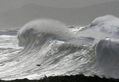 Grandes olas formadas hoy en la costa coruñesa de Valdoviño. Un nuevo temporal azota el litoral gallego con rachas de viento de hasta 130 kilómetros por hora y olas de hasta 10 metros de altura.