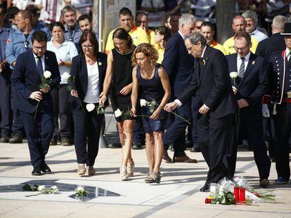 Les autoritats dipositen la seva ofrena en el memorial a les víctimes.