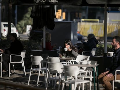 Terraza de una cafetería del paseo Sant Joan, en Barcelona