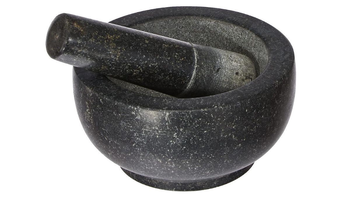 El mortero de piedra de la marca Jade Temple es ideal para triturar especias y hierbas, además de salsas como el guacamole.