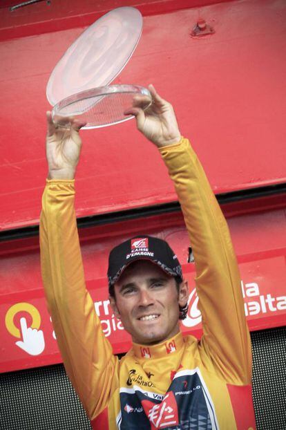Valverde, en la plaza de Cibeles, enseña el trofeo de ganador de la Vuelta a España. Era septiembre de 2009.