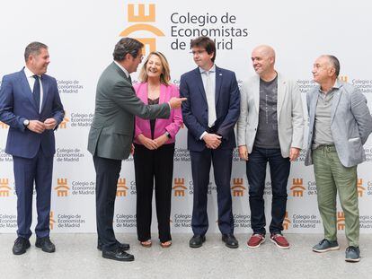 Foto de familia de los asistentes a la conferencia sobre el diálogo social y los retos del mercado laboral, en la Facultad de Económicas de la Complutense, a 3 de octubre de 2023, en Pozuelo de Alarcón (Madrid).