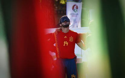 La selección española escucha el himno durante el mundial de fútbol para ciegos.